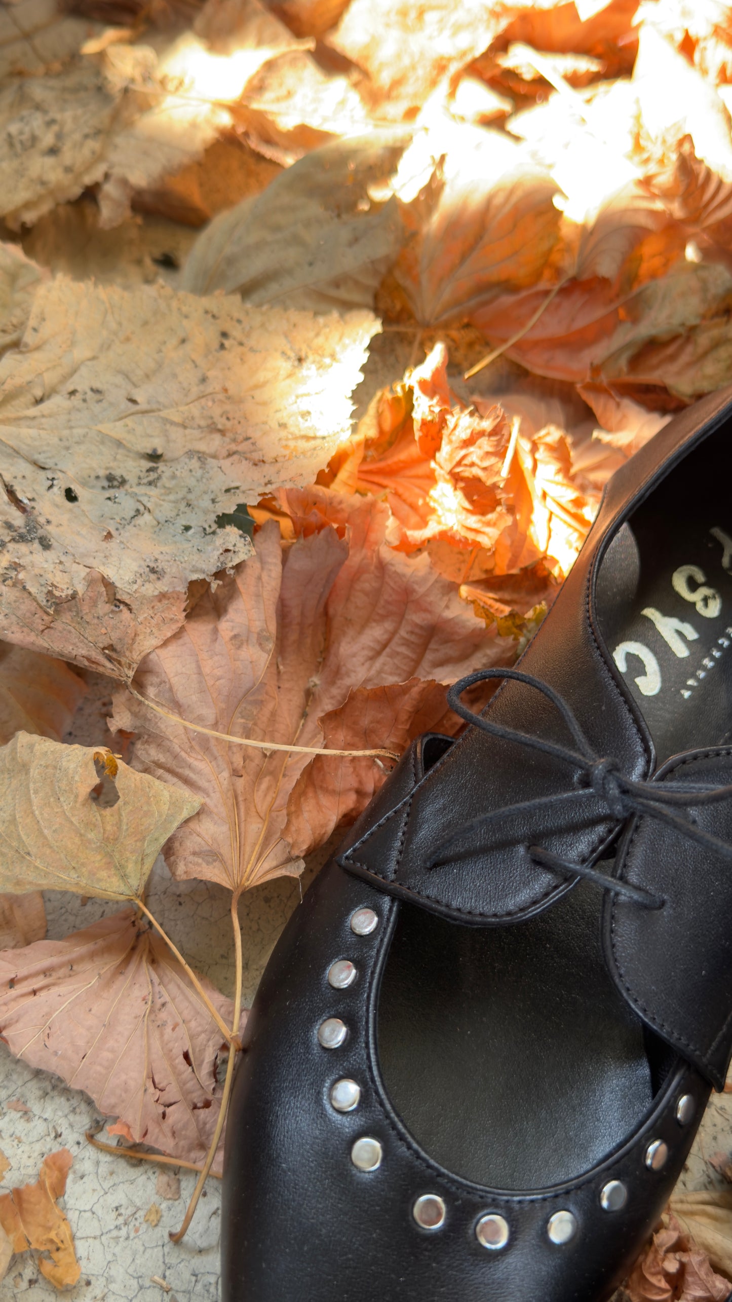 DIANA – Derby a Punta in Nappa Nera con Borchie e Design Scollato Made in Italy