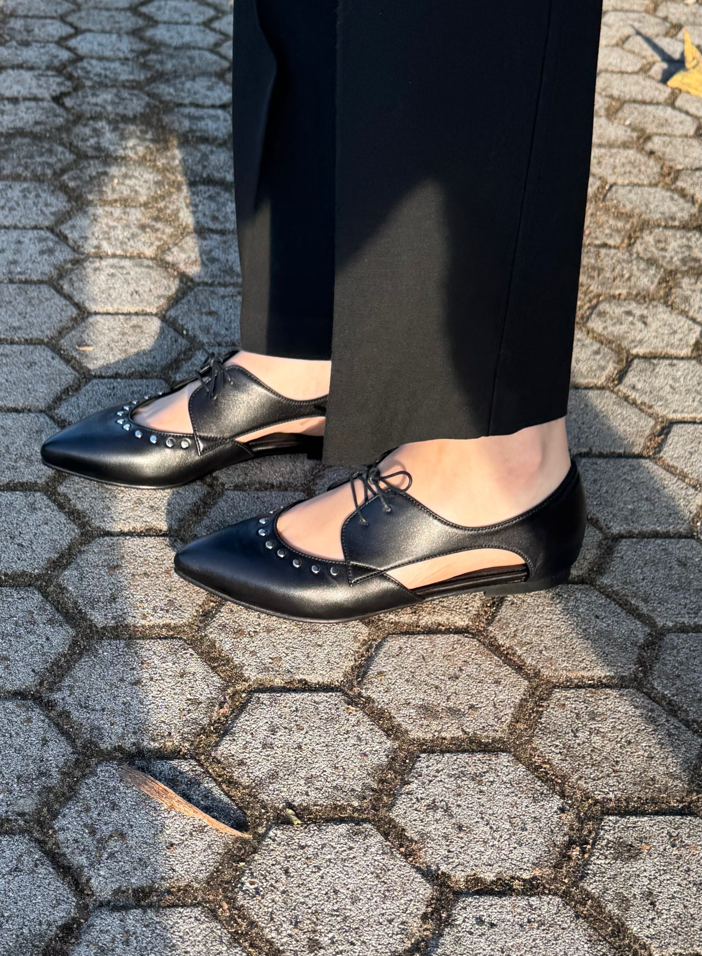 DIANA – Derby a Punta in Nappa Nera con Borchie e Design Scollato Made in Italy