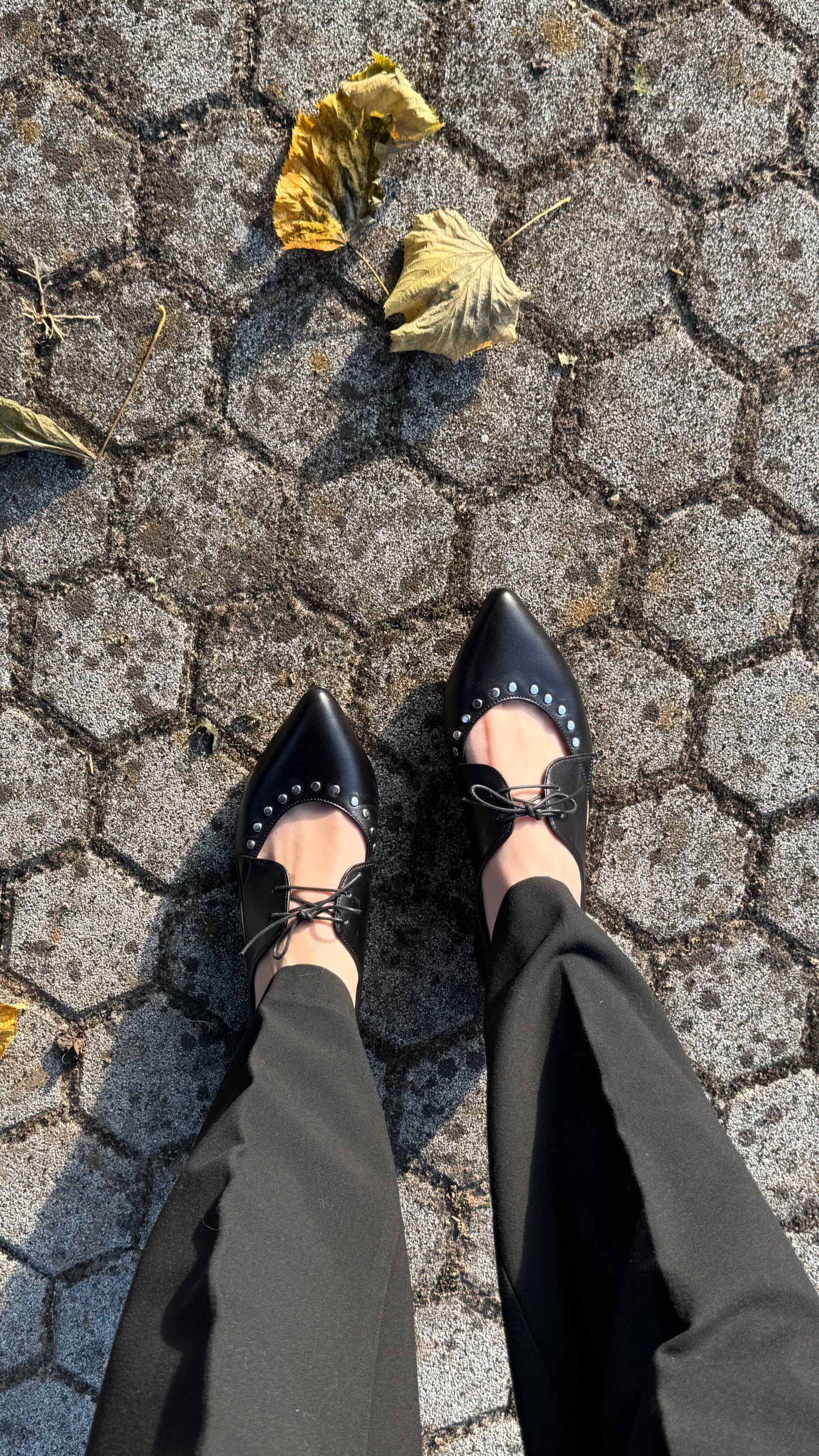 DIANA – Derby a Punta in Nappa Nera con Borchie e Design Scollato Made in Italy