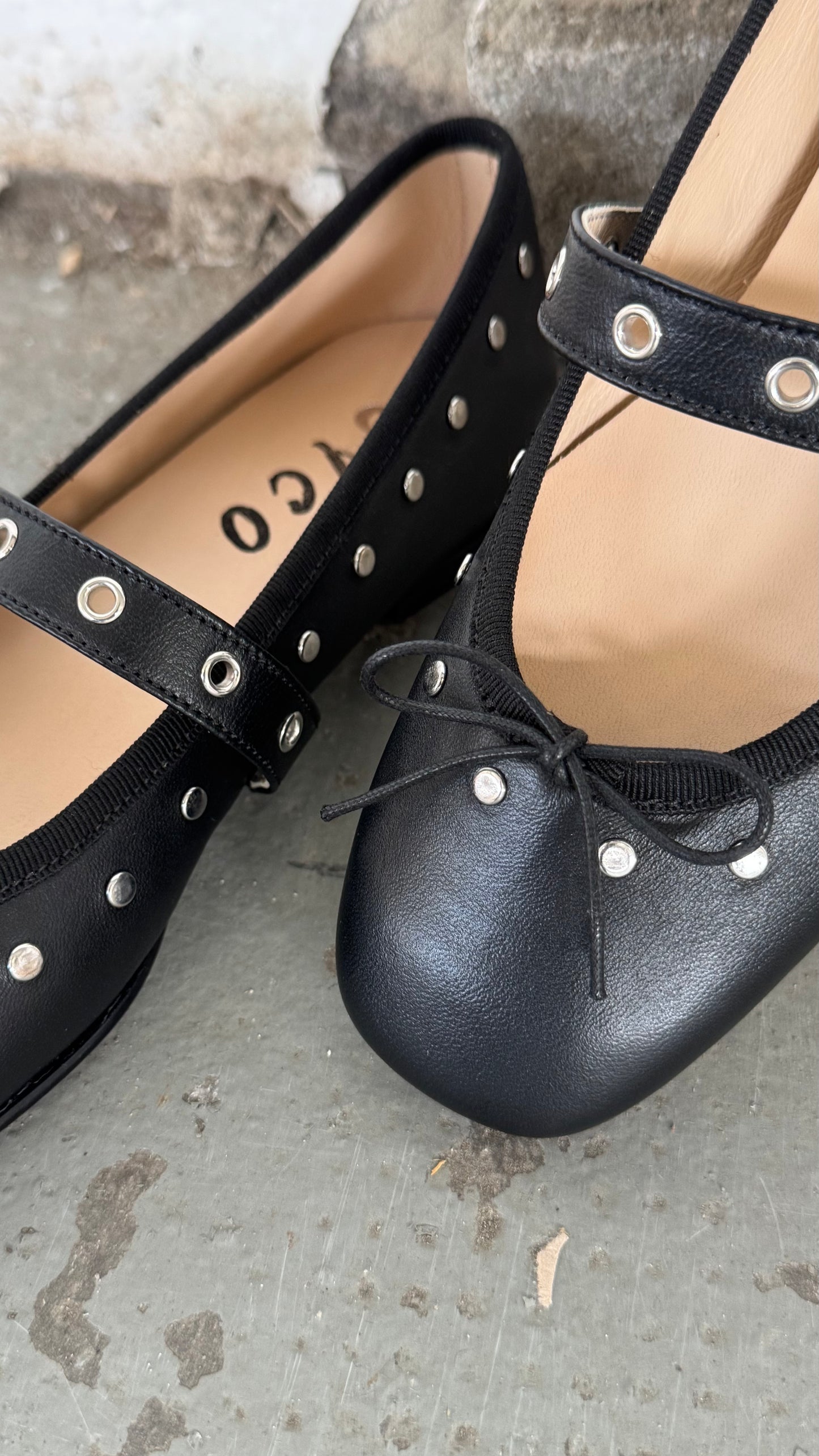 LILITH – Ballerina in Nappa Nera con Borchie e Cinturino con Occhielli Made in Italy