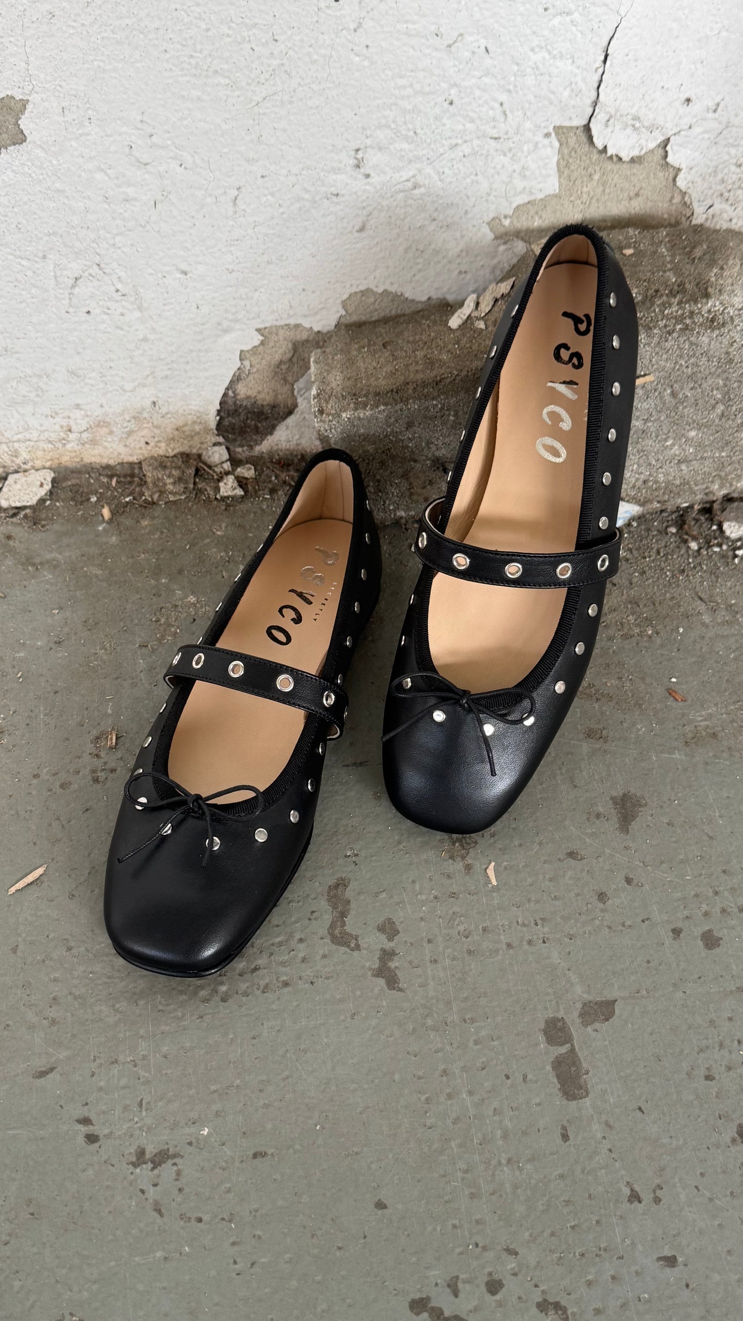LILITH – Ballerina in Nappa Nera con Borchie e Cinturino con Occhielli Made in Italy