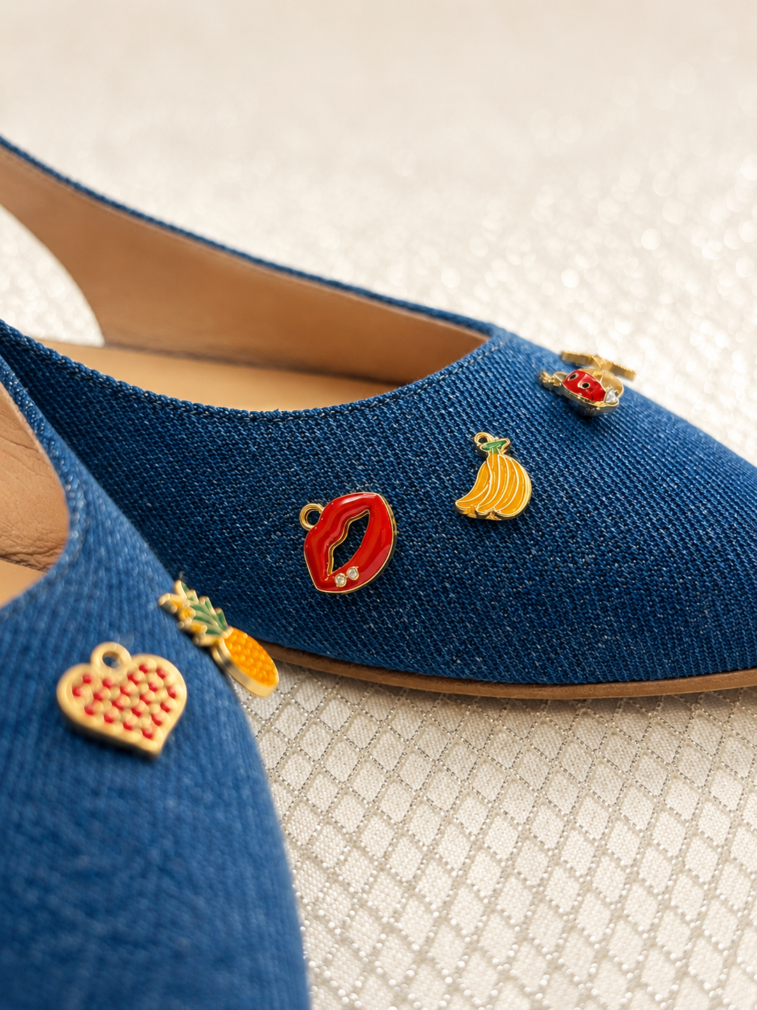 MAYA – Slingback in denim con charms