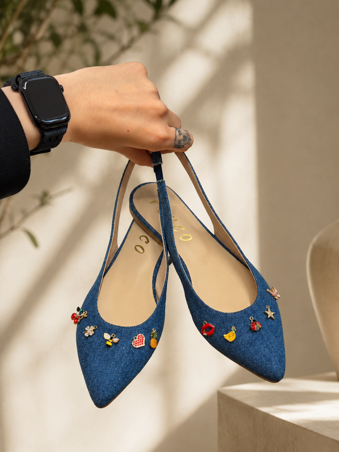 MAYA – Slingback in denim con charms