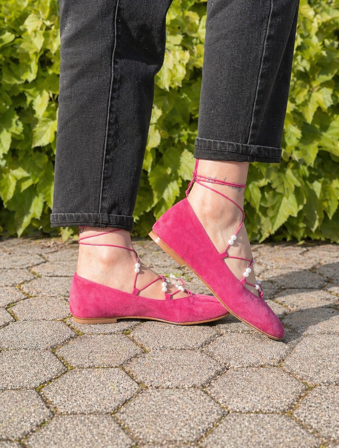 IRIS – Ballerina in camoscio con lacci e perline