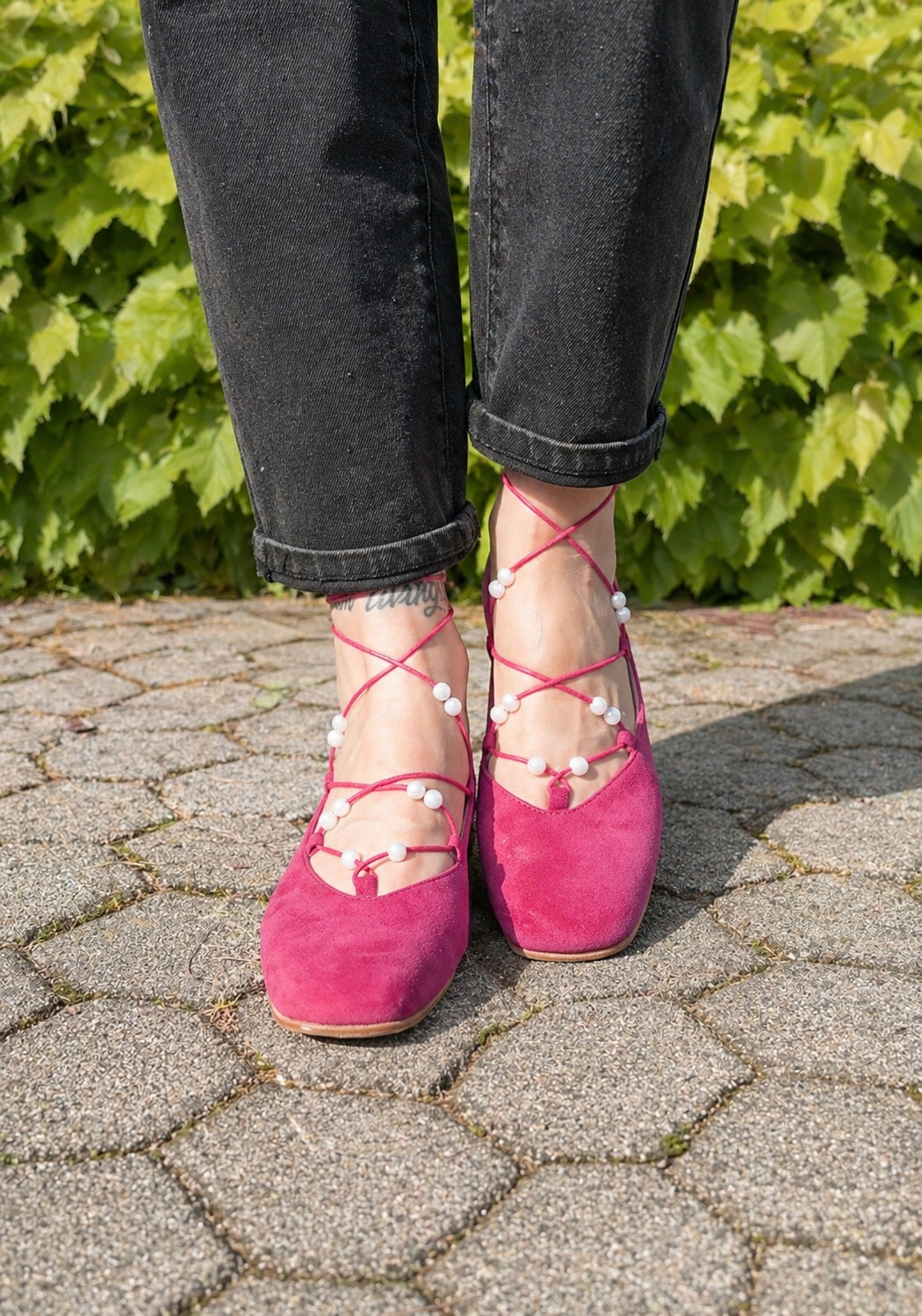 IRIS – Ballerina in camoscio con lacci e perline