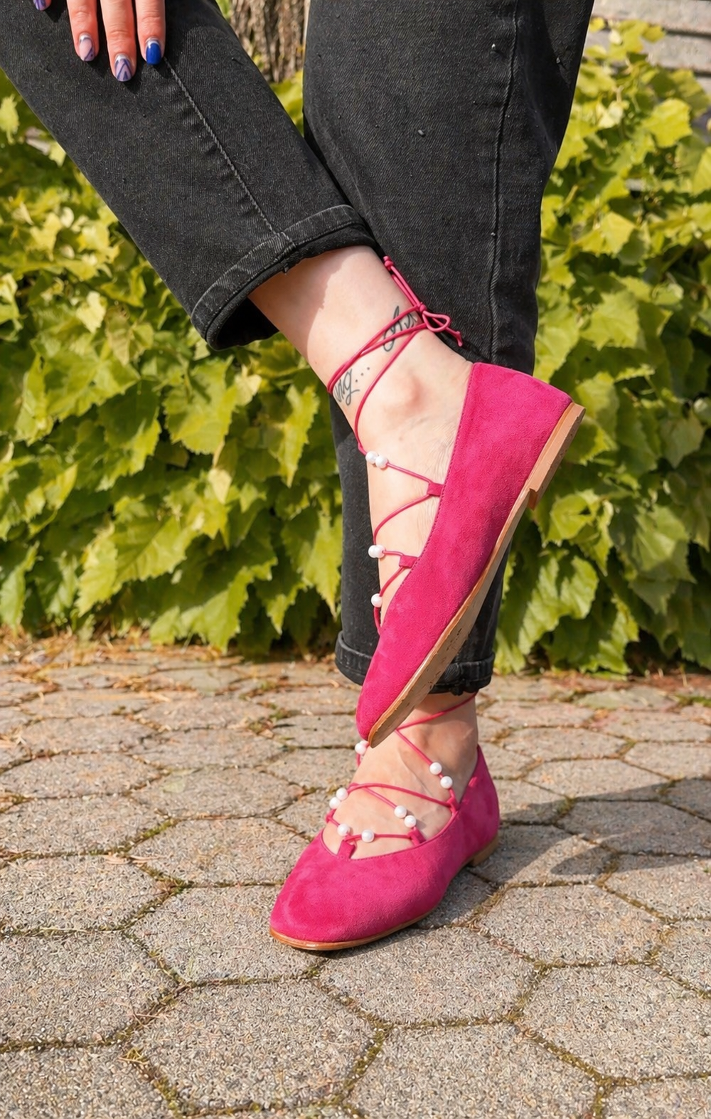 IRIS – Ballerina in camoscio con lacci e perline