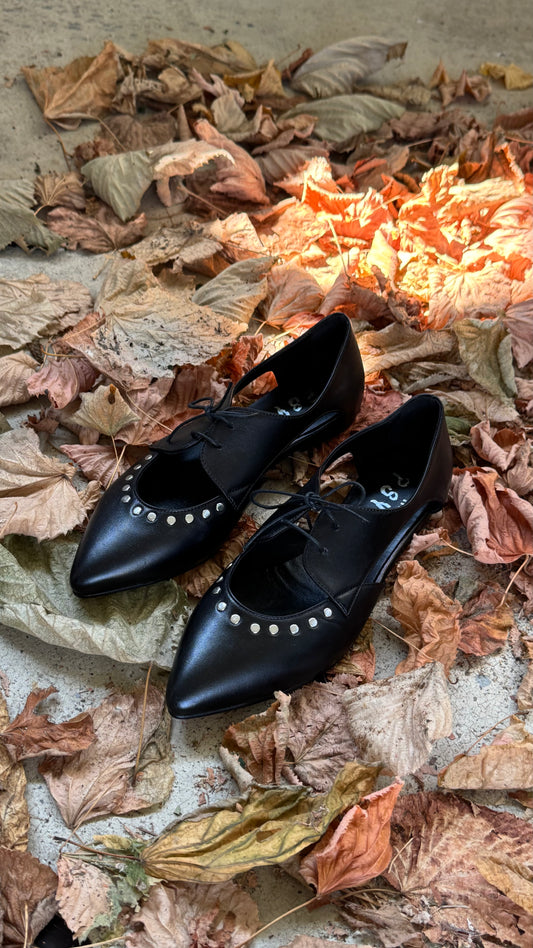 DIANA – Derby a Punta in Nappa Nera con Borchie e Design Scollato Made in Italy