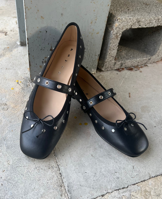 LILITH – Ballerina in Nappa Nera con Borchie e Cinturino con Occhielli Made in Italy