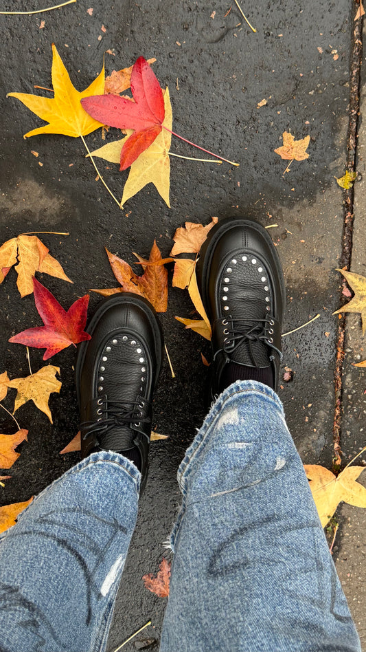 EMMA – Stringata in pelle bottalata con borchie Made in Italy