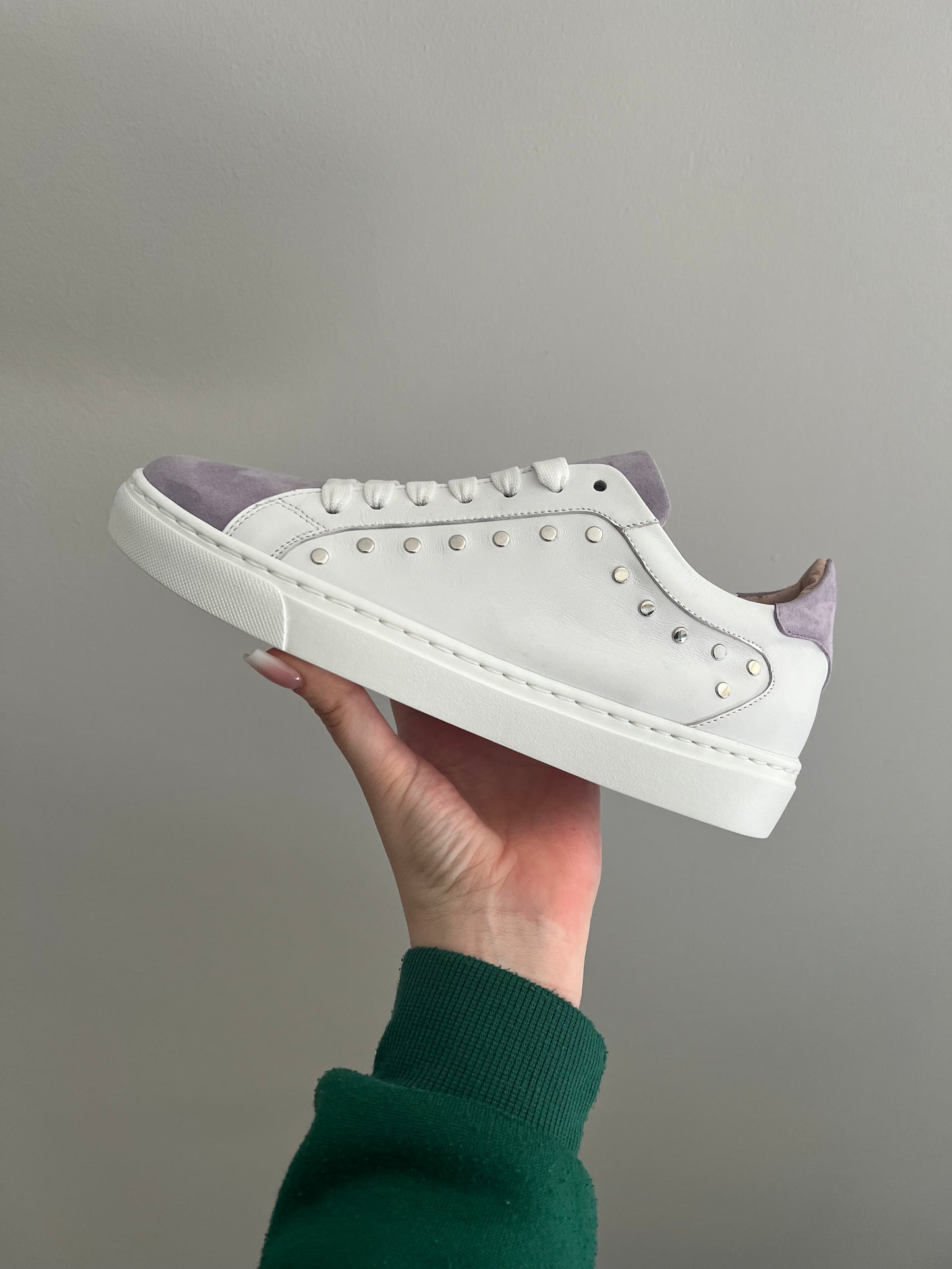 DOT – Sneakers in Nappa e Camoscio con Borchie Piatte Made in Italy