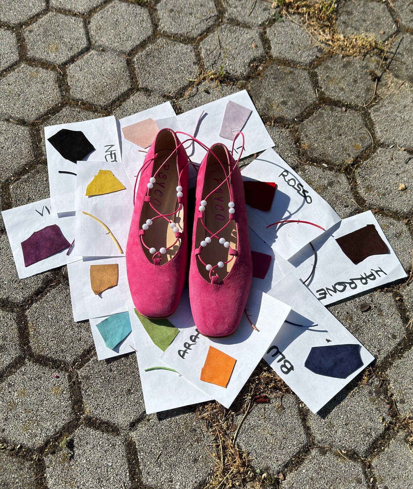 IRIS – Ballerina in camoscio con lacci e perline